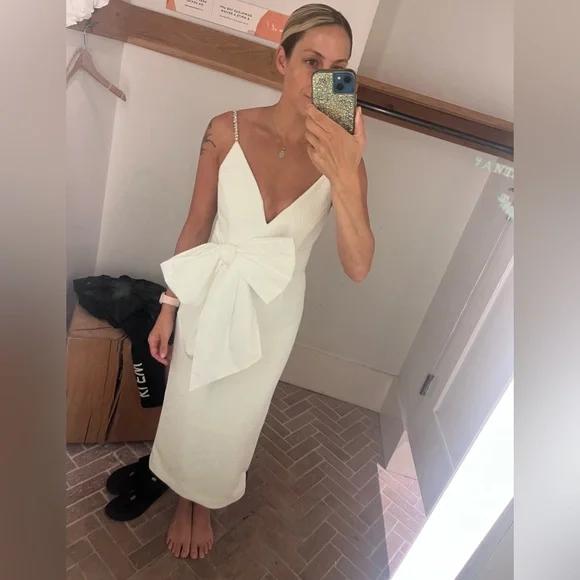 Rebecca Vallance Genevieve
Bow V-Neck Sheath Midi Dress - Picture 2 of 3